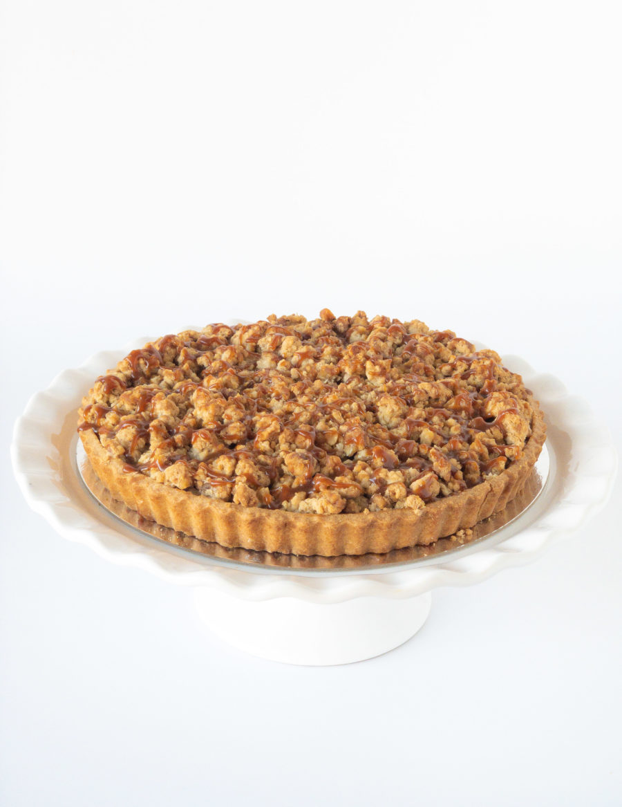 Full-sized apple crumble pie with spiced apples and a golden buttery crumble topping, perfect for family gatherings and dessert lovers